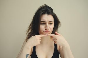 5 Dermatologist-Approved Serums for Acne Scars & Dark Spots (2026)