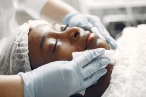 Does Niacinamide Actually Fade Dark Spots? Dermatologist Evidence (2026)