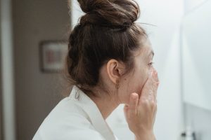 The Exact Oily Skin Routine That Stops Breakouts (Dermatologist-Approved)